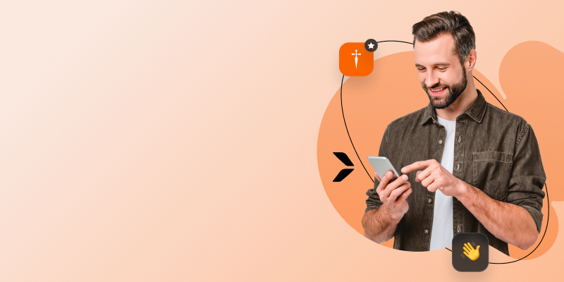 Joven con celular haciendo el onboarding de Banco Galicia.
